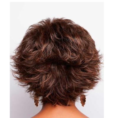 Cabelo ondulado castanho escuro em camadas visto de trás