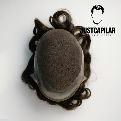 Sistema capilar masculino com cabelo castanho escuro e base castanha com logotipo