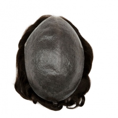 Peruca com base cinza escura e cabelo castanho escuro enrolado