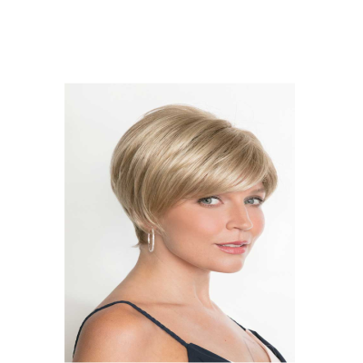 Mulher com cabelo loiro curto e liso, brincos prateados e vestido preto com alças finas