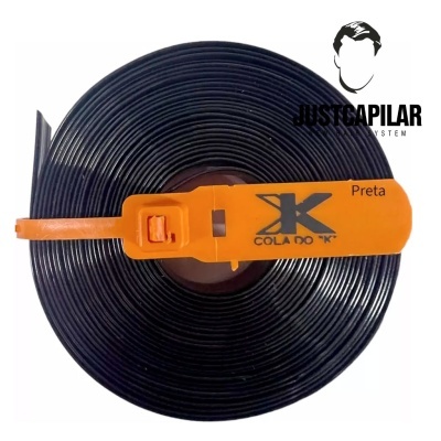 Rolo preto de fita adesiva com faixa laranja e texto Colar do K