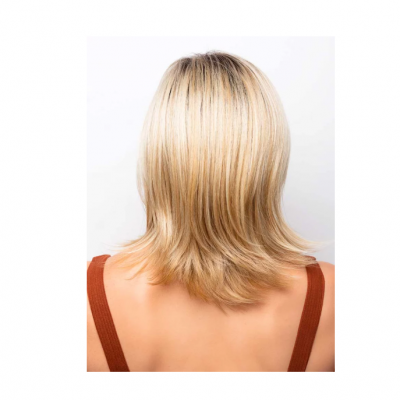 Mulher de costas com cabelo loiro liso até aos ombros e peça de roupa castanha com alças largas