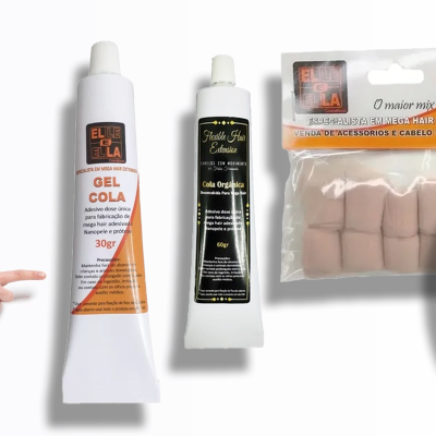 Produtos para unhas incluindo gel cola, tubo preto, unhas postiças e rolo branco, com uma pessoa apontando.