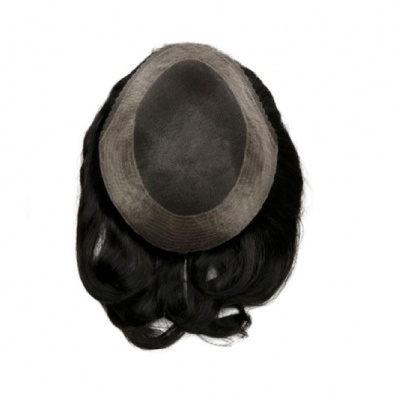 Peruca com base castanha e cabelo preto ondulado