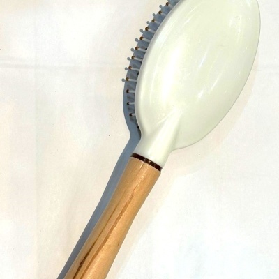 Escova de cabelo branca com cabo de madeira