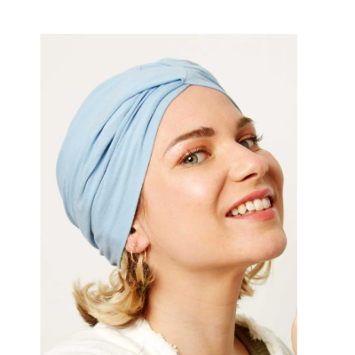 Turban azul claro de tecido suave numa mulher jovem