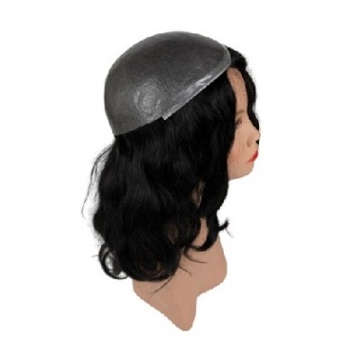 Cabeça de manequim com peruca preta e boné cinzento