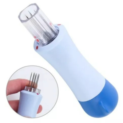 Dispositivo manual branco e azul com múltiplas agulhas metálicas