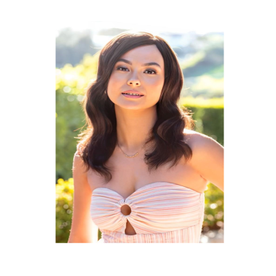 Vestido sem alças às riscas em tons pastel com argola circular no decote e mulher com cabelo ondulado