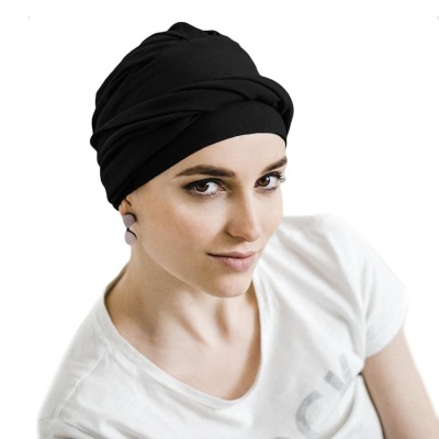 Mulher com lenço preto na cabeça e brincos rosa claro