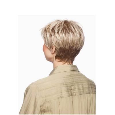 Pessoa de costas com cabelo loiro curto e camisa bege clara