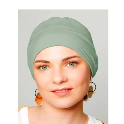 Mulher com lenço verde claro na cabeça e brincos grandes redondos