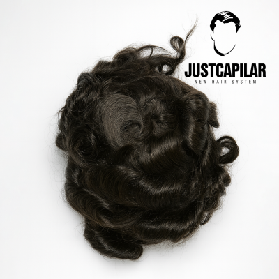 Prótese capilar cacheada castanha escura com logótipo JUSTCAPILAR em fundo branco