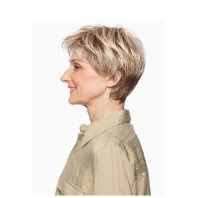 Mulher idosa de perfil com cabelo loiro curto e camisa bege