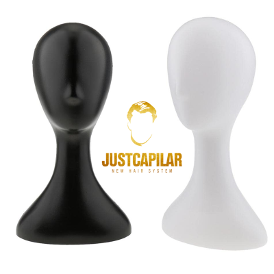 Dois manequins de exibição de cabeças preto e branco junto ao logo JUSTCAPILAR