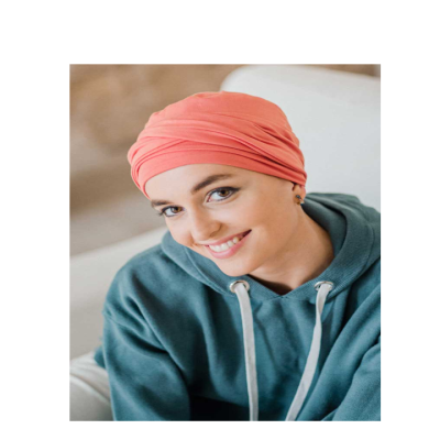 Mulher sorridente com lenço coral e sweatshirt azul-esverdeada