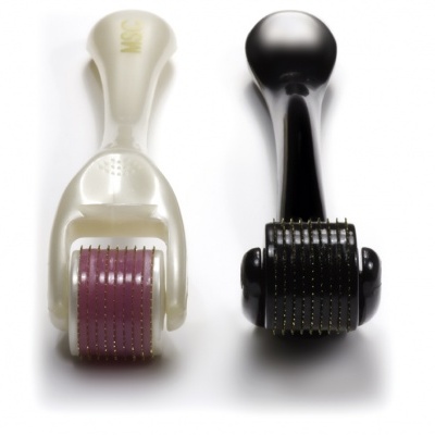 Dois rolos de microagulhas, um branco com rolo roxo e outro preto com rolo preto, fundo branco