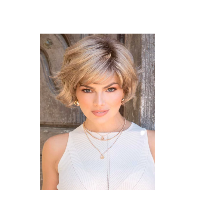 Mulher com cabelo curto loiro, colares dourados e top branco em fundo de madeira rústica