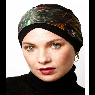 Mulher com vestido de cabeça preto com padrão de folhas e flores