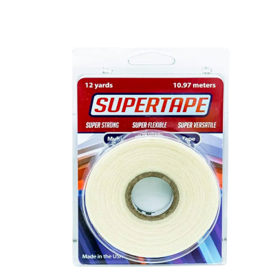 Rolo de fita adesiva branca SUPERTAPE em embalagem de plástico com fundo vermelho e azul