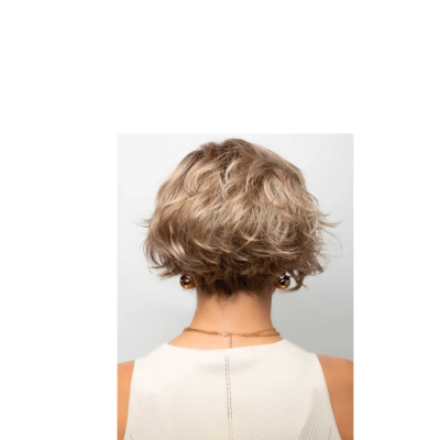 Mulher vista de costas com cabelo loiro curto e ondulado e acessórios dourados