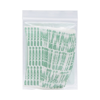 Embalagem transparente com tiras adesivas brancas com texto verde