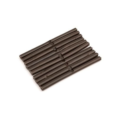 Doze palhinhas castanhas escuro alinhadas sobre fundo branco