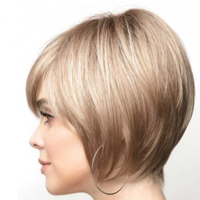 Mulher de perfil com cabelo loiro curto e brinco argola