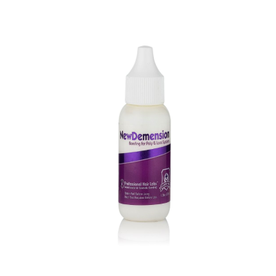 Frasco branco com rótulo roxo de produto para cabelo