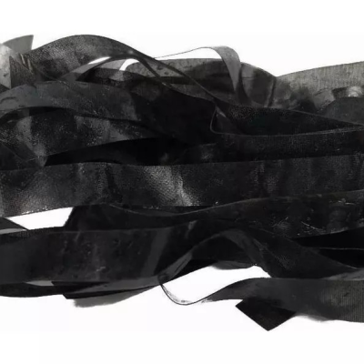 Fita preta acetinada enrolada sobre fundo branco