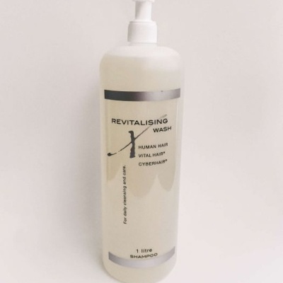 Frasco branco de shampoo Revitalising Wash 1 litro com tampa de bomba