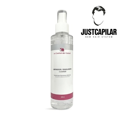 Frasco transparente de spray com rótulo branco e vermelho e texto para limpeza capilar