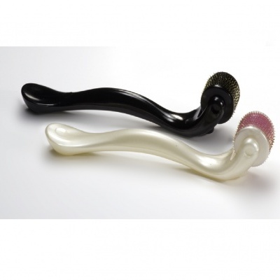 Dois rolos de microagulhas, um preto e um branco, com agulhas douradas e rosa respectivamente