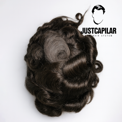 Sistema capilar masculino com cabelo castanho escuro ondulado e liso e logo JUSTCAPILAR