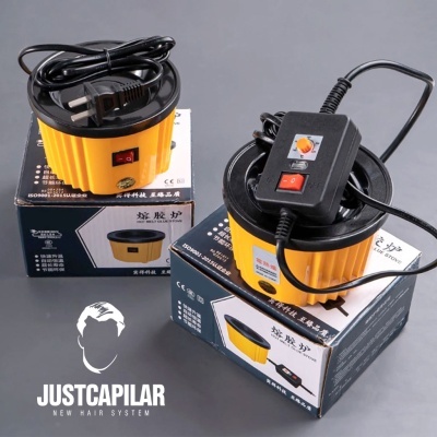 Dois aquecedores amarelos com cabos e interruptores em cima de caixas azuis num fundo cinzento