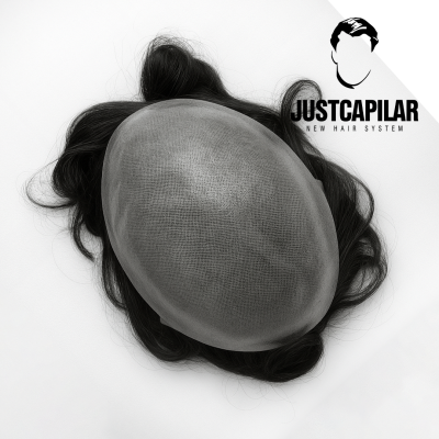 Sistema capilar JustCapilar com base de malha fina cinzenta e cabelo preto ondulado