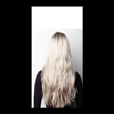 Pessoa vista de costas com cabelo loiro comprido e roupa preta