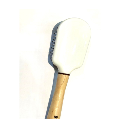 Escova de cabelo com cabo de madeira e base branca