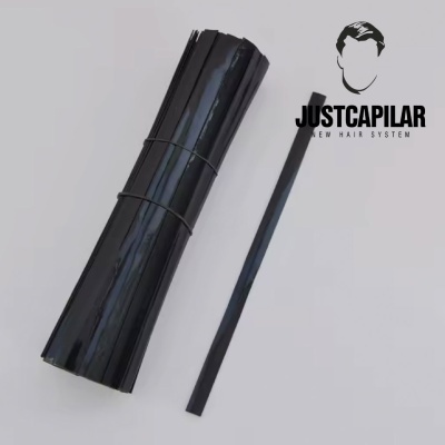 Produto preto com tiras finas enroladas e uma tira longa ao lado com logo JUSTCAPILAR.