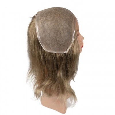 Cabeça de manequim com peruca castanha ondulada e base transparente no topo.