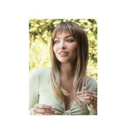 Mulher com cabelo comprido e camisola verde clara em ambiente exterior