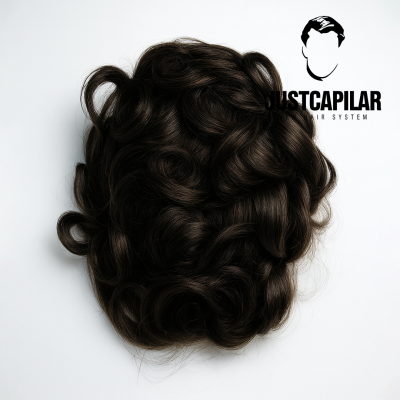 Penteado cacheado castanho escuro com logotipo JUSTCAPILAR