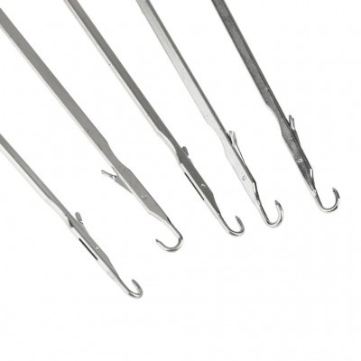 Cinco lâminas metálicas finas com ganchos na ponta