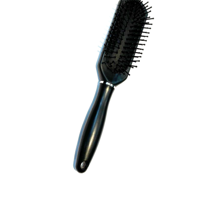 Escova de cabelo preta com cabo e cerdas, fundo branco