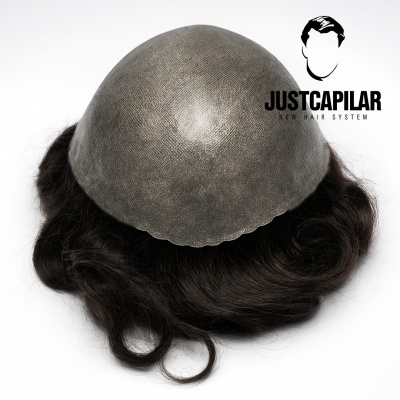 Sistema capilar com base cinzenta texturizada e cabelo castanho escuro ondulado