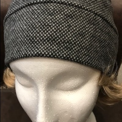 Gorro cinza com padrão de pontos em cabeça de manequim