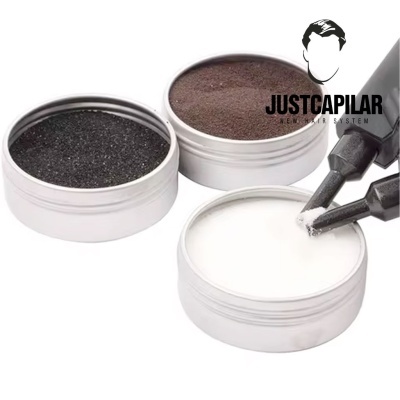 três recipientes metálicos com pós coloridos preto, castanho e branco e aplicadores pincel