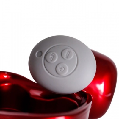 Objeto vermelho metálico com controlo remoto cinza com botões LED, MODE e power