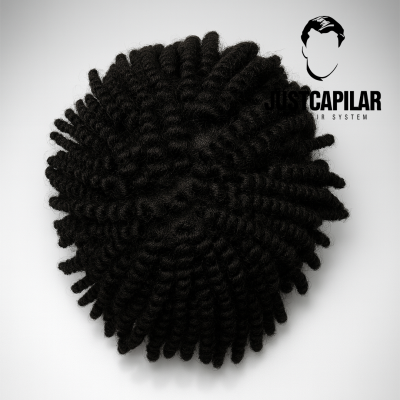 Aplique de cabelo encaracolado preto sobre fundo branco com logo Just Capilar