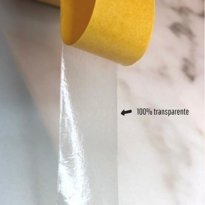 Rolo de fita adesiva transparente com suporte amarelo sobre superfície branca